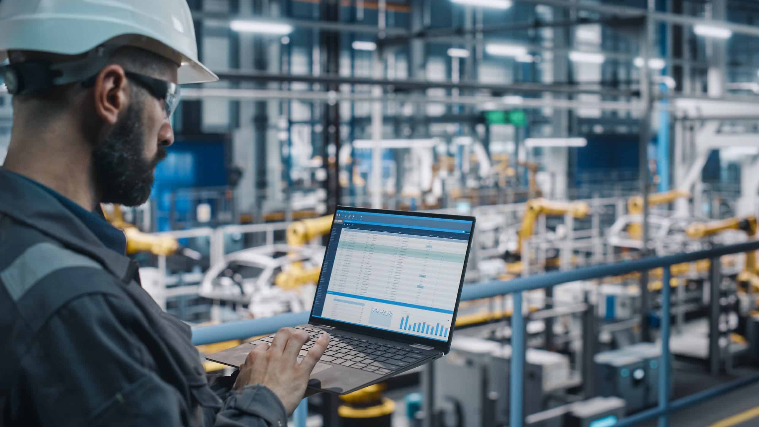 Ingeniero revisando la buena calidad de energía