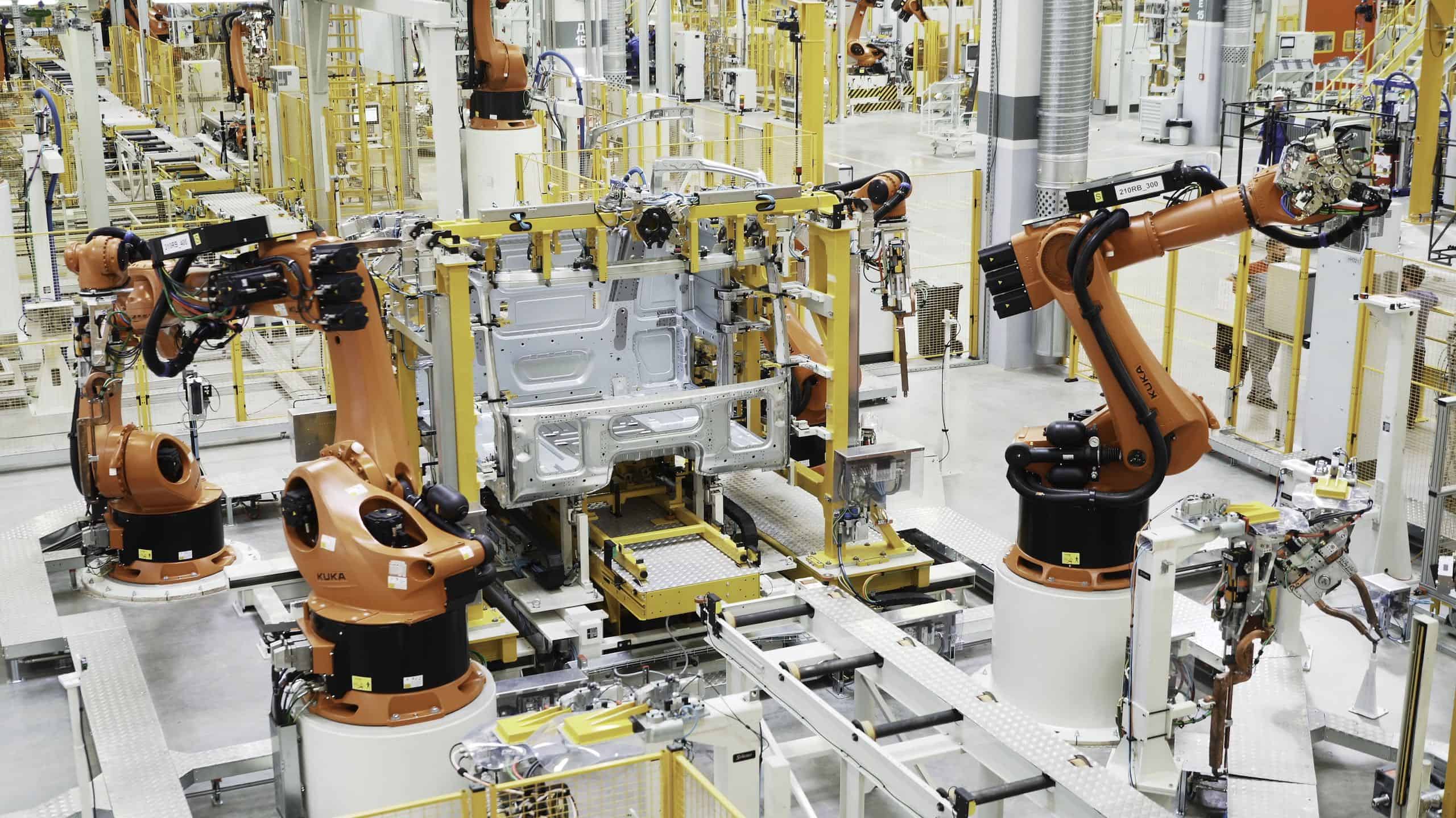 Regulador de voltaje industrial protegiendo la última tecnología en la producción de máquinas. Escena. Máquinas robóticas que trabajan en la producción de automóviles y piezas. Nuevas tecnologías y robotización en la producción.