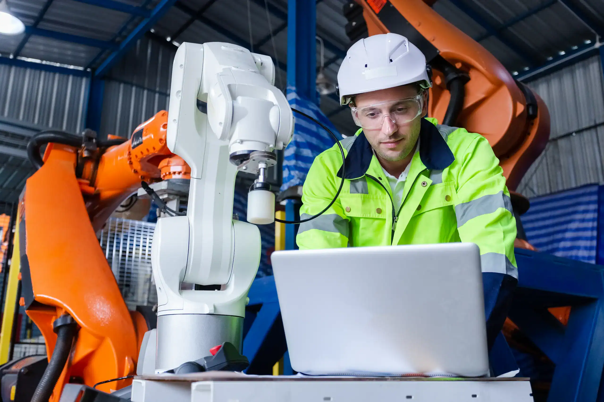 Operarios felices de trabajar de manera segura con protectores contra sobretensiones en ambientes industriales. Brazo robótico de control portátil automatizado. Automatización robótica
