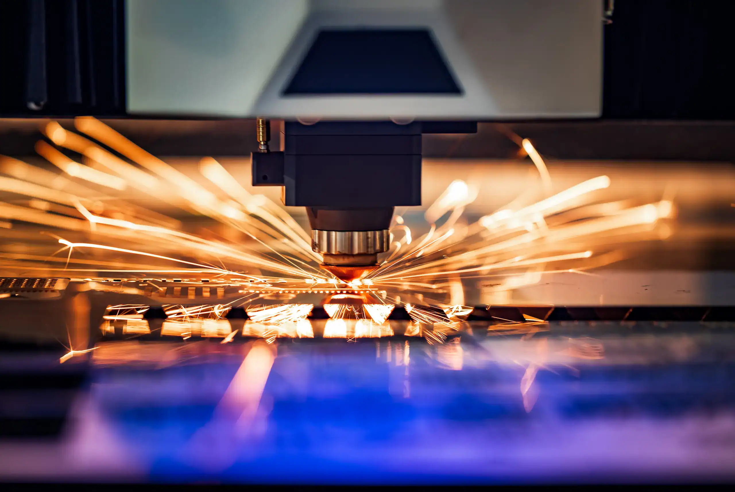 Zoom en chispas por alto voltaje. Corte láser CNC de metal.