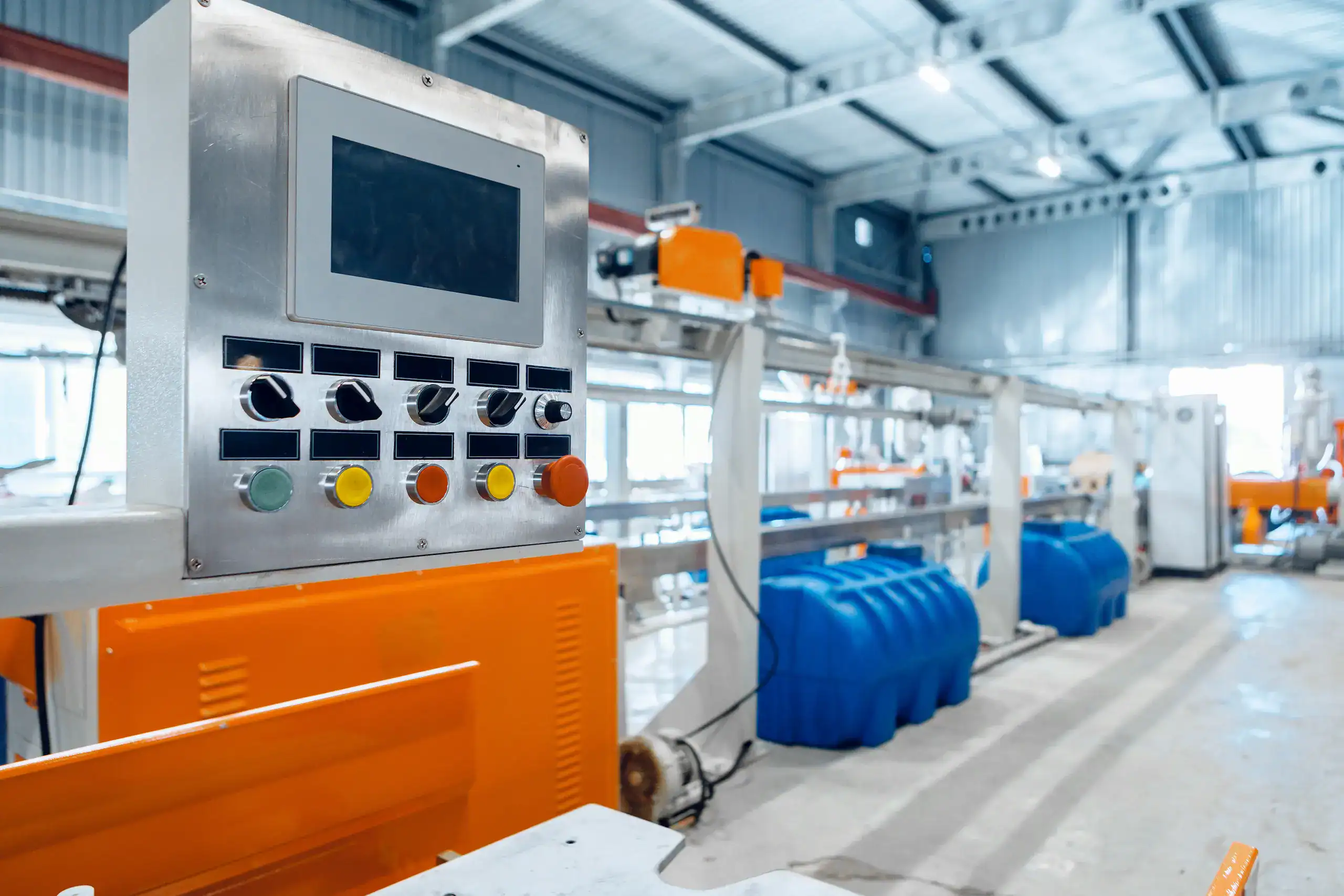 Planta automotriz. Invierte en protectores de picos de voltaje de Hi Protect para proteger tu inversión.