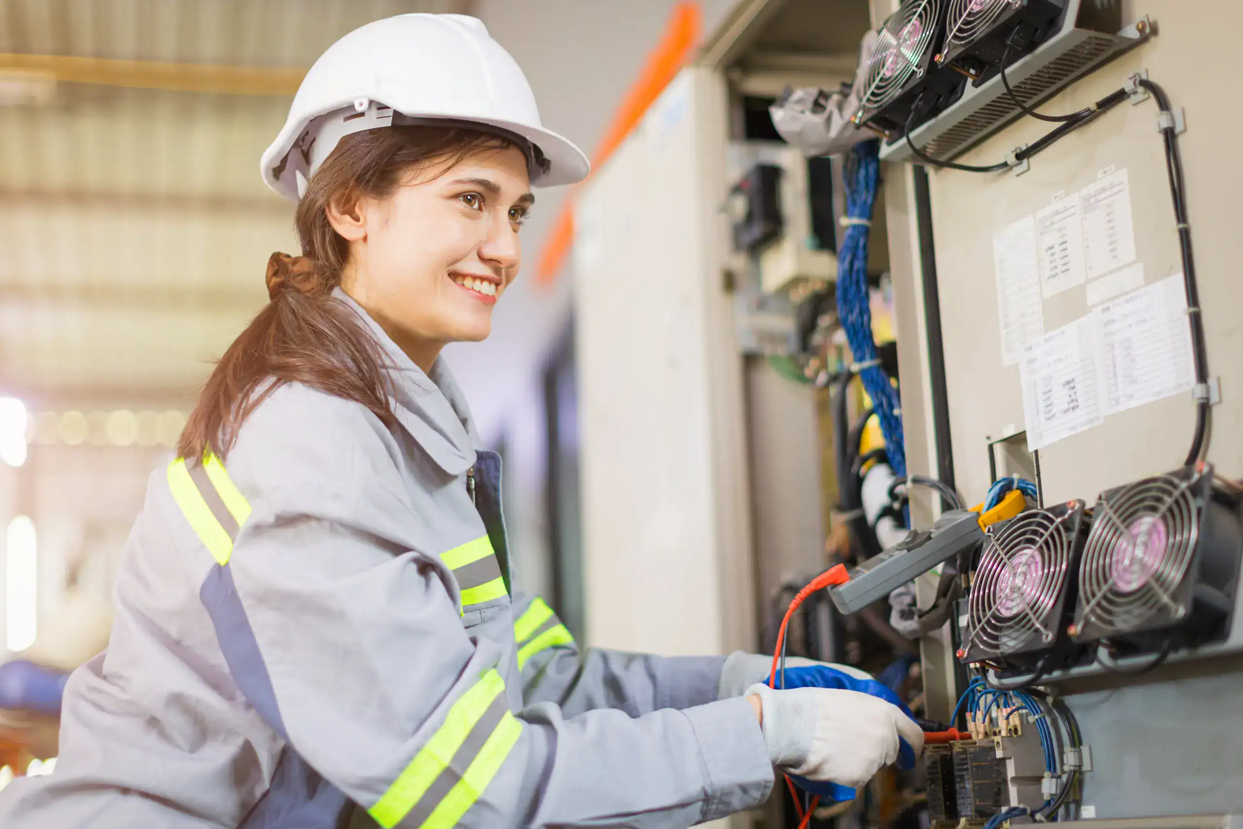Ingeniera realizando pruebas de mantenimiento para seguridad electrica, voltaje del cable de alimentación con servicio de alto voltaje, fuente de alimentación de gabinete grande