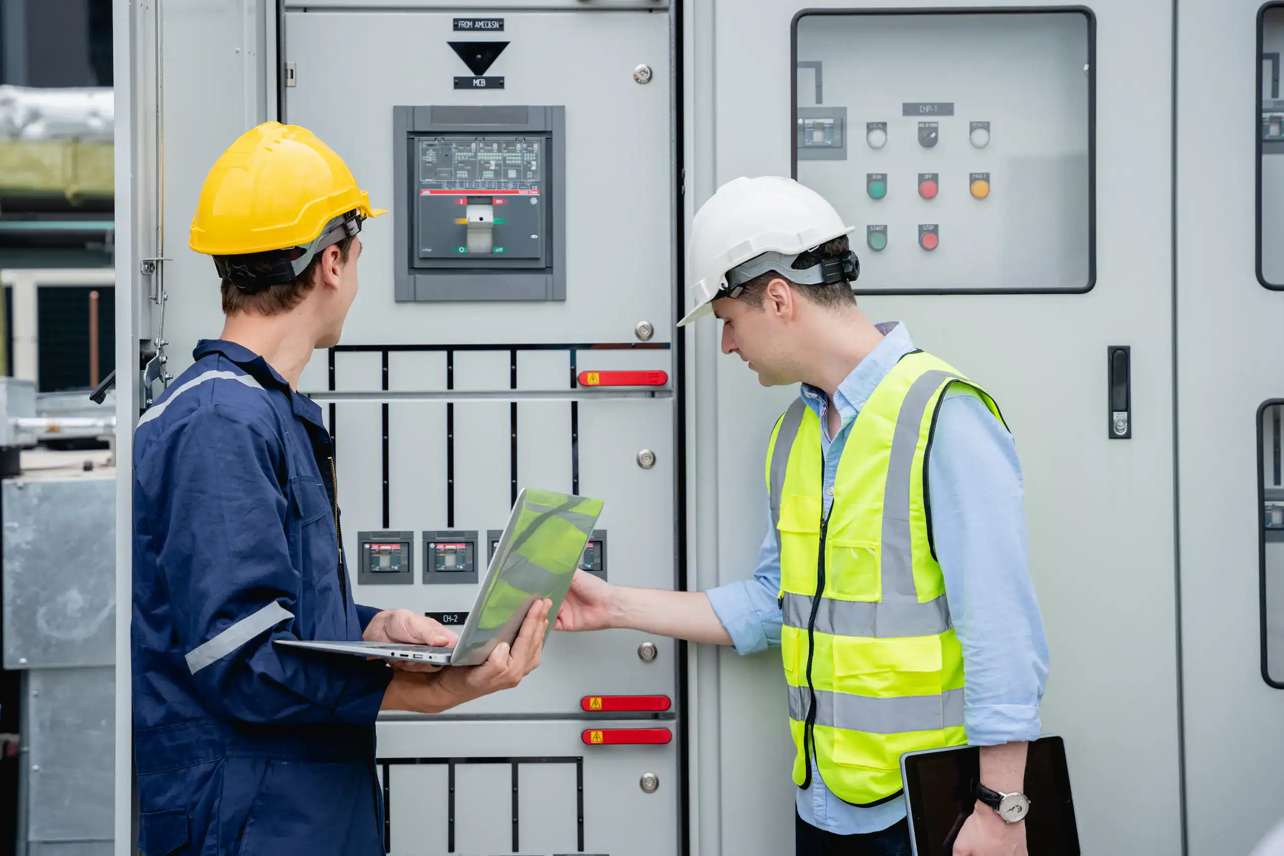 Ingeniero comprobando el sistema de refrigeración del aire acondicionado como parte de medidas de seguridad eléctrica.